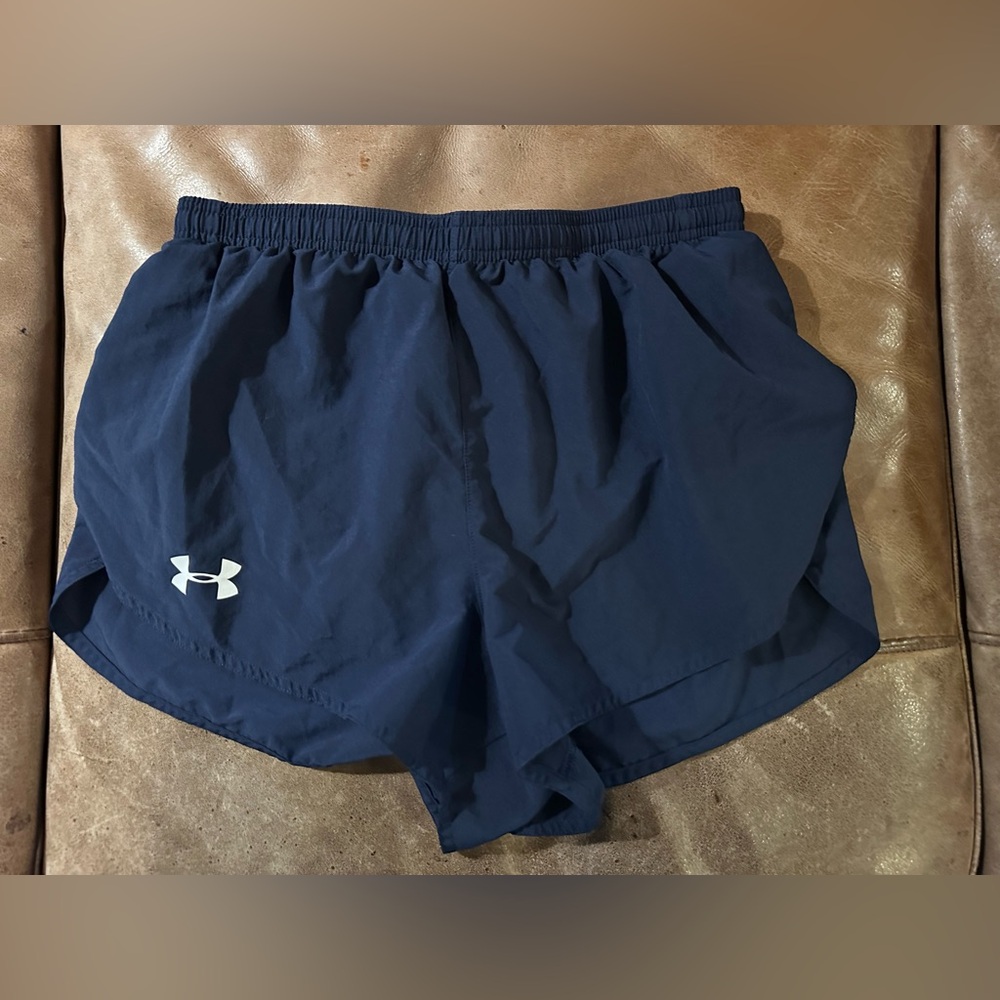 Men’s Under Armour MEDIUM navy shorts 2.5” inseam running track cross country XC